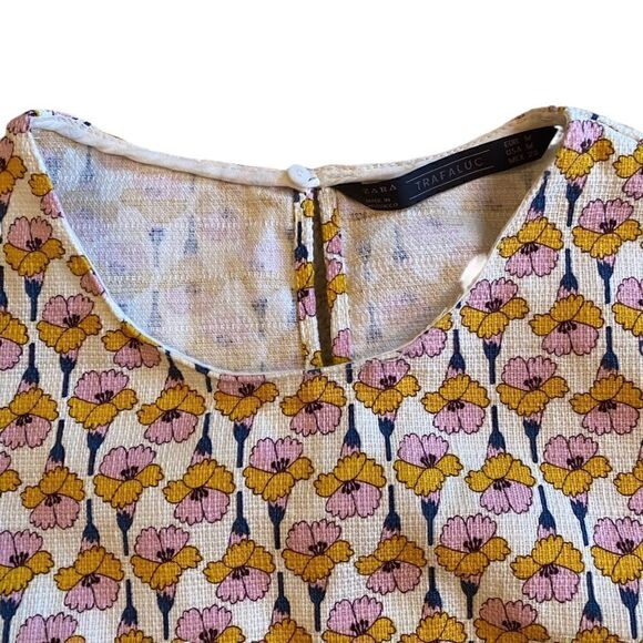 Preloved ZARA Trafaluc floral crop top - Picture 2 of 8